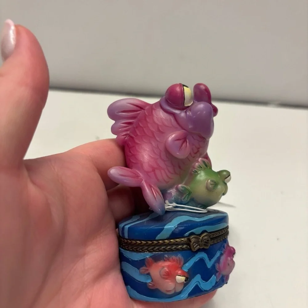 NWT That's Kooky FISH Trinket Box Big Lips and Eyes Purple and Green Fish Blue